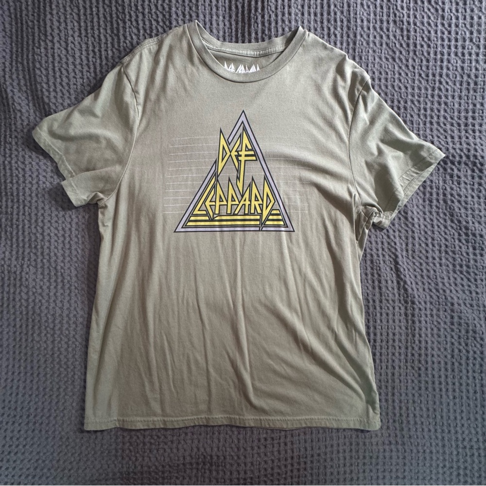 Def Leppard Olive Graphic Men's T-Shirt